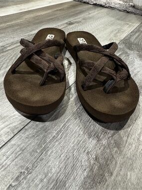 Teva Women’s Olowahu Brown Strappy Sandals